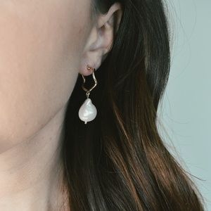Drop Pearl Mini Wavy Hoop